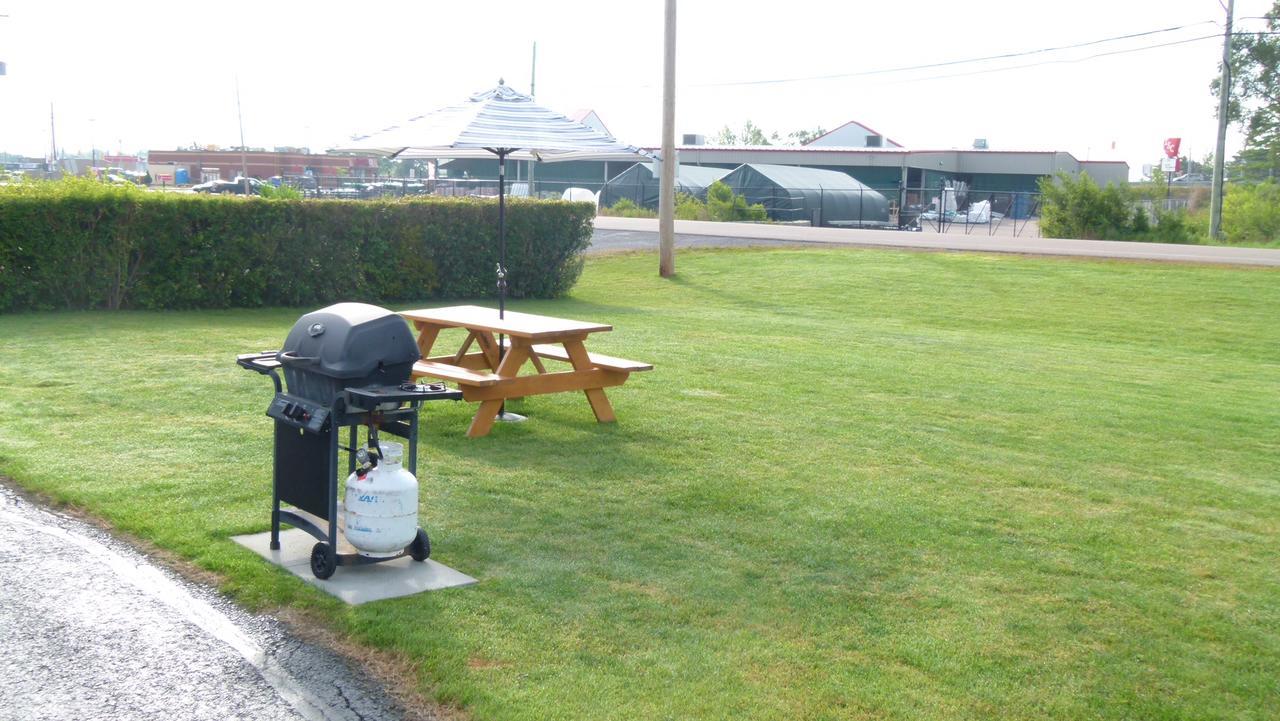 Country Squire Motel Arnprior Zewnętrze zdjęcie