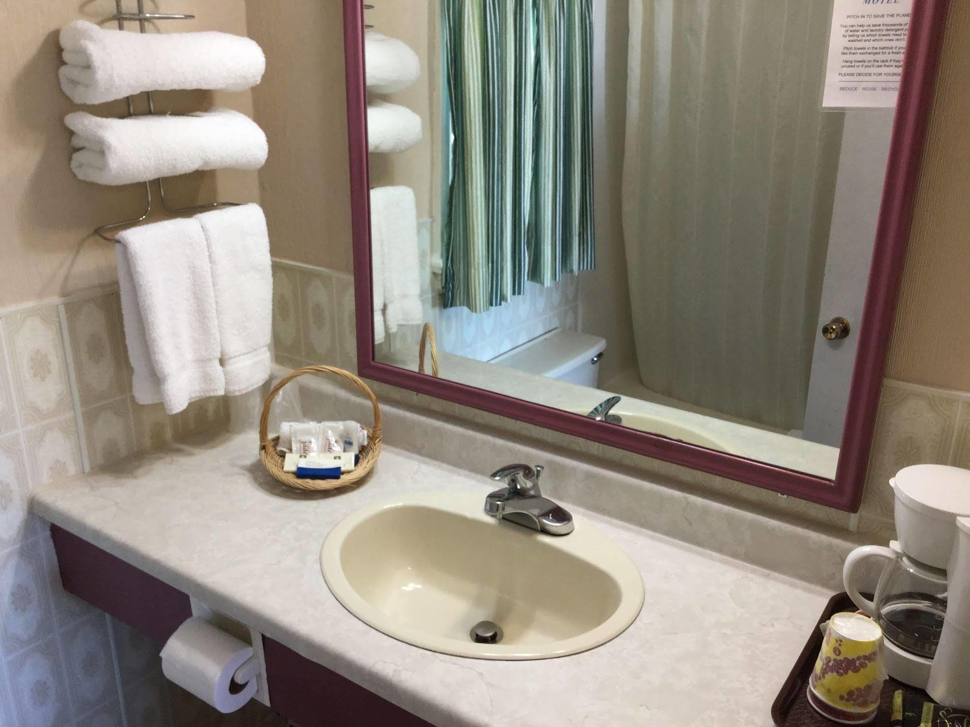 Country Squire Motel Arnprior Zewnętrze zdjęcie