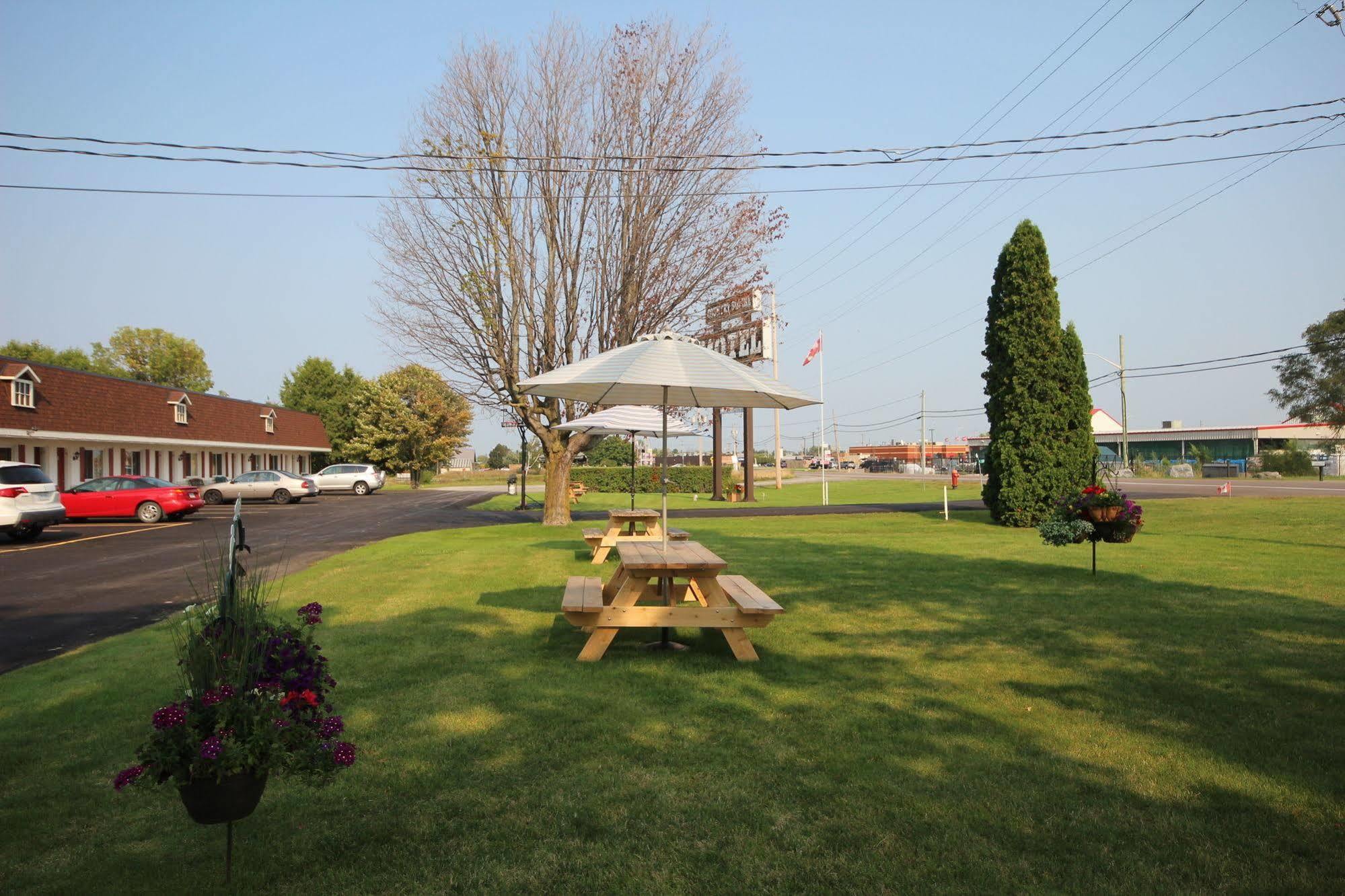 Country Squire Motel Arnprior Zewnętrze zdjęcie